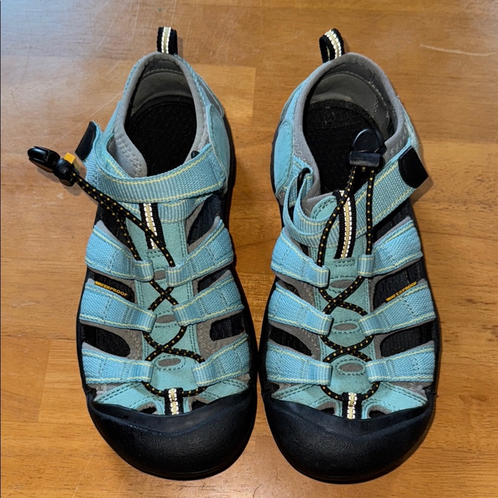Keen Newport kids sz 5 Aqua and Black Adventure Sandals